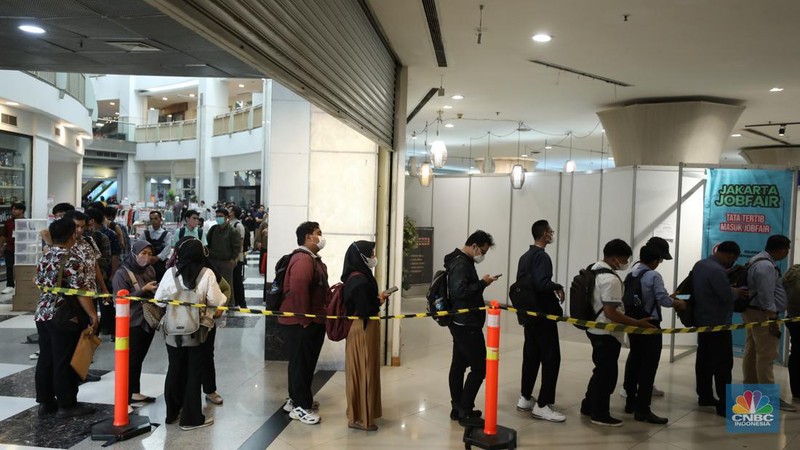 Antrean pencari kerja mengular di Plaza Semanggi, Jakarta, Selasa (30/5/2023). (CNBC Indonesia/Tri Susilo)