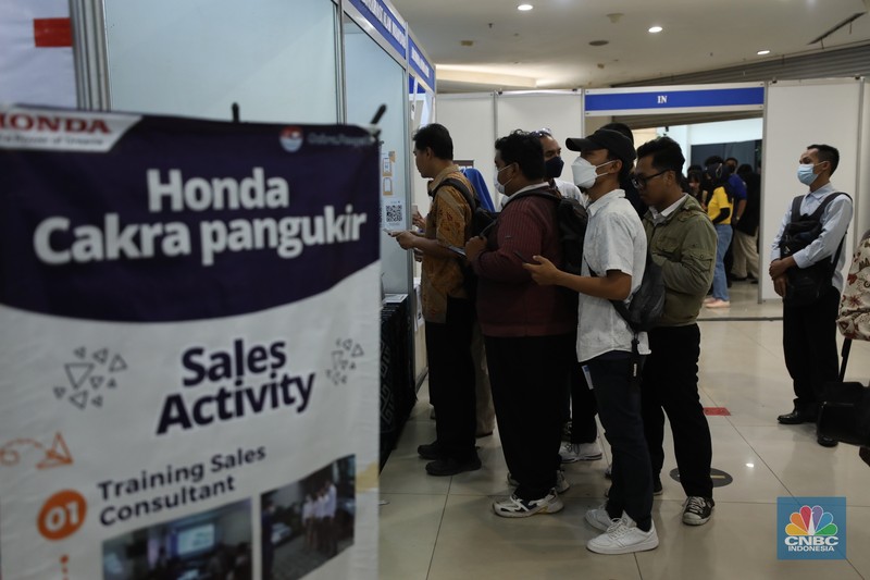 Antrean pencari kerja mengular di Plaza Semanggi, Jakarta, Selasa (30/5/2023). (CNBC Indonesia/Tri Susilo)