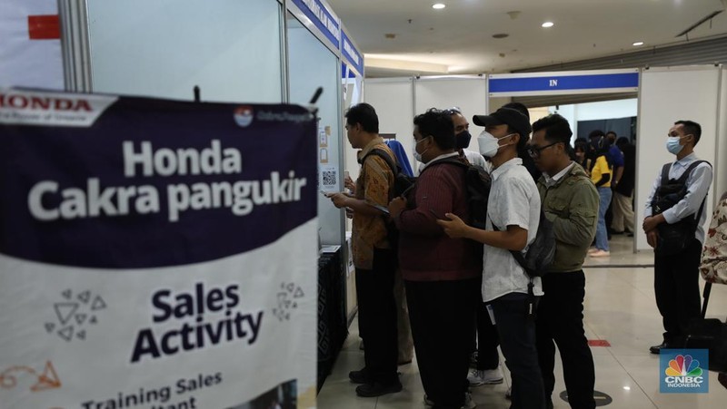 Antrean pencari kerja mengular di Plaza Semanggi, Jakarta, Selasa (30/5/2023). (CNBC Indonesia/Tri Susilo)