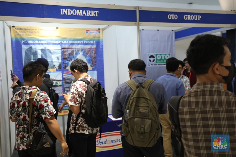 Antrean pencari kerja mengular di Plaza Semanggi, Jakarta, Selasa (30/5/2023). (CNBC Indonesia/Tri Susilo)
