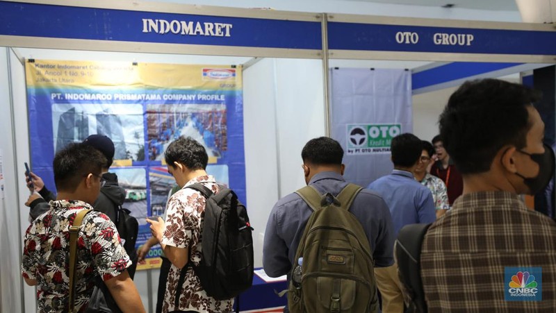 Antrean pencari kerja mengular di Plaza Semanggi, Jakarta, Selasa (30/5/2023). (CNBC Indonesia/Tri Susilo)