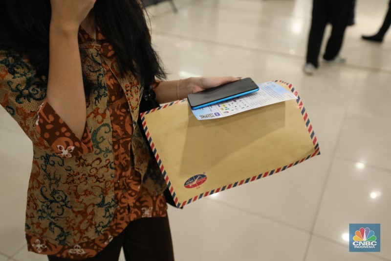 Antrean pencari kerja mengular di Plaza Semanggi, Jakarta, Selasa (30/5/2023). (CNBC Indonesia/Tri Susilo)