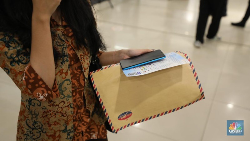 Antrean pencari kerja mengular di Plaza Semanggi, Jakarta, Selasa (30/5/2023). (CNBC Indonesia/Tri Susilo)