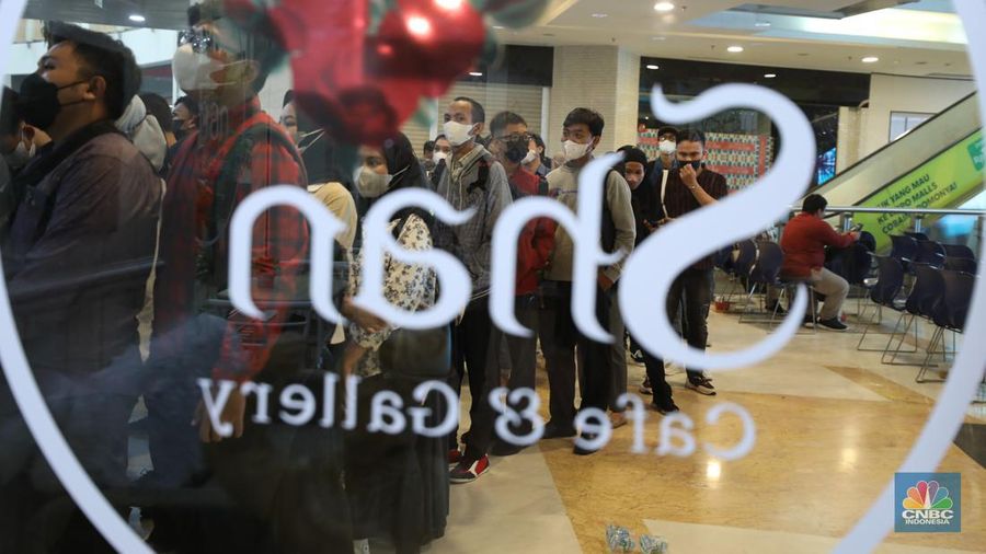 Antrean pencari kerja mengular di Plaza Semanggi, Jakarta, Selasa (30/5/2023). (CNBC Indonesia/Tri Susilo)