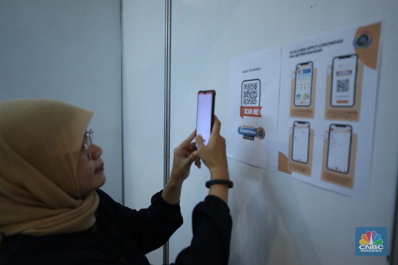 Antrean pencari kerja mengular di Plaza Semanggi, Jakarta, Selasa (30/5/2023). Antrean pencari kerja mengular di Plaza Semanggi, Jakarta, Selasa (30/5/2023). (CNBC Indonesia/Tri Susilo)