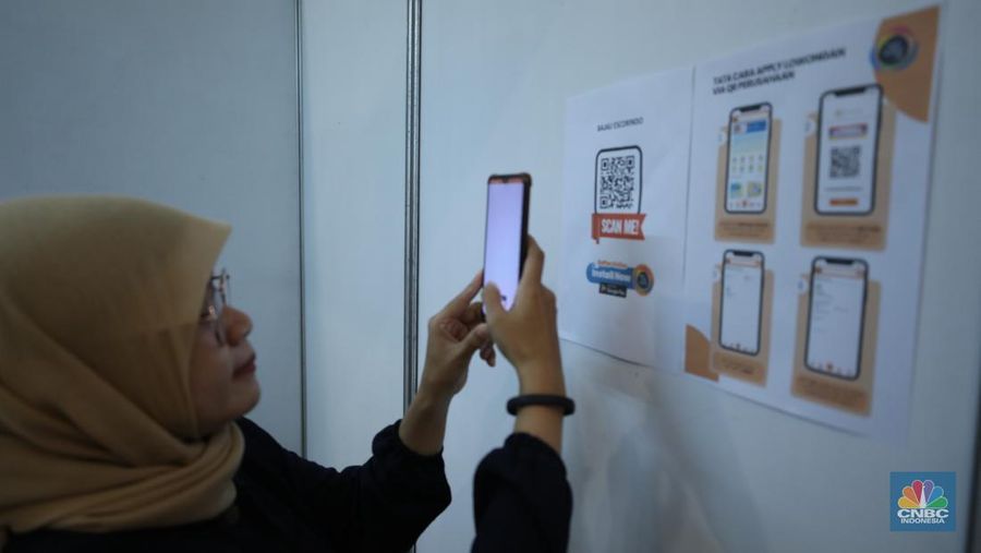 Antrean pencari kerja mengular di Plaza Semanggi, Jakarta, Selasa (30/5/2023). (CNBC Indonesia/Tri Susilo)