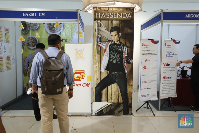 Antrean pencari kerja mengular di Plaza Semanggi, Jakarta, Selasa (30/5/2023). (CNBC Indonesia/Tri Susilo)