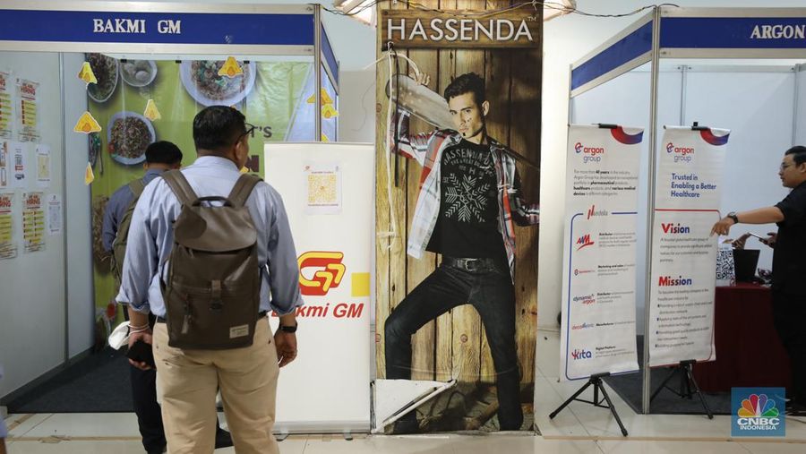 Antrean pencari kerja mengular di Plaza Semanggi, Jakarta, Selasa (30/5/2023). (CNBC Indonesia/Tri Susilo)