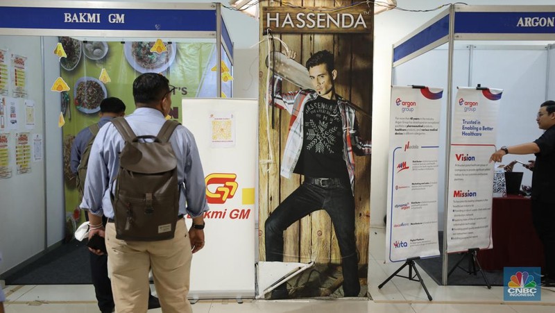 Antrean pencari kerja mengular di Plaza Semanggi, Jakarta, Selasa (30/5/2023). (CNBC Indonesia/Tri Susilo)