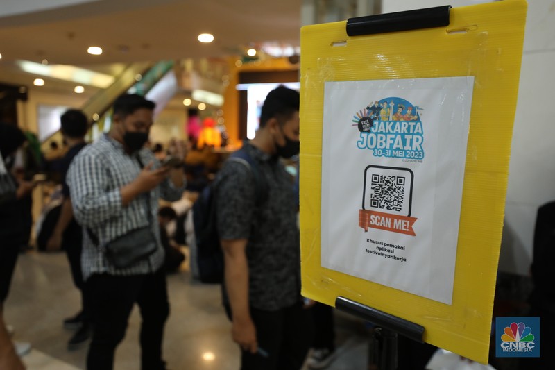 Antrean pencari kerja mengular di Plaza Semanggi, Jakarta, Selasa (30/5/2023). (CNBC Indonesia/Tri Susilo)