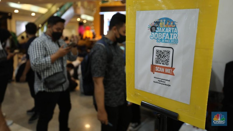Antrean pencari kerja mengular di Plaza Semanggi, Jakarta, Selasa (30/5/2023). (CNBC Indonesia/Tri Susilo)