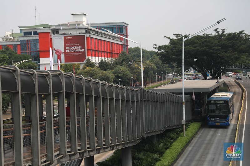 Bus TransJakarta melintas di depan halte bus Bundaran Senayan, Jakarta, Selasa, (30/5/2023). (CNBC Indonesia/Muhammad Sabki)