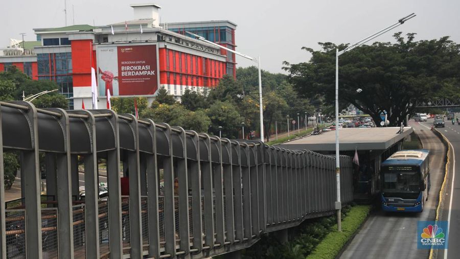 Bus TransJakarta melintas di depan halte bus Bundaran Senayan, Jakarta, Selasa, (30/5/2023). (CNBC Indonesia/Muhammad Sabki)