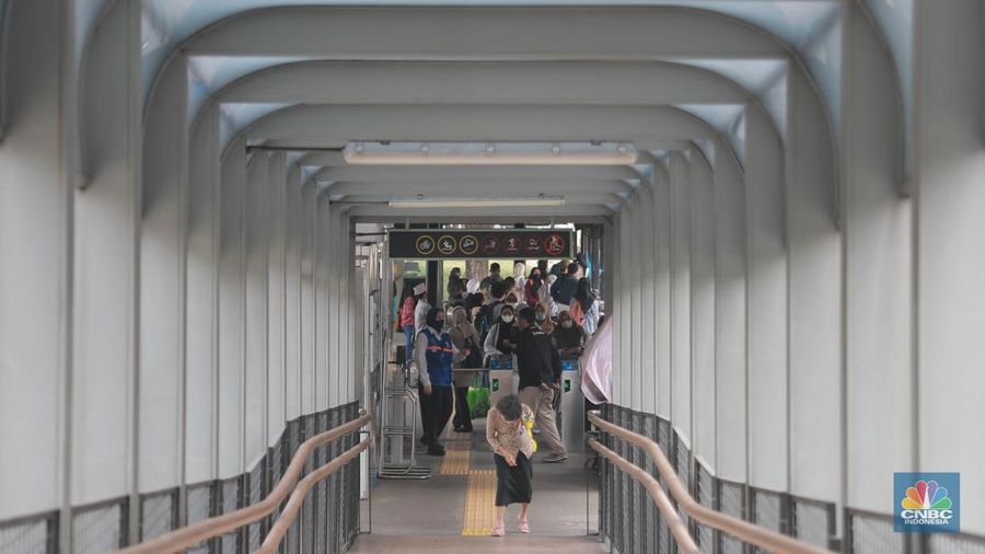 Bus TransJakarta melintas di depan halte bus Bundaran Senayan, Jakarta, Selasa, (30/5/2023). (CNBC Indonesia/Muhammad Sabki)