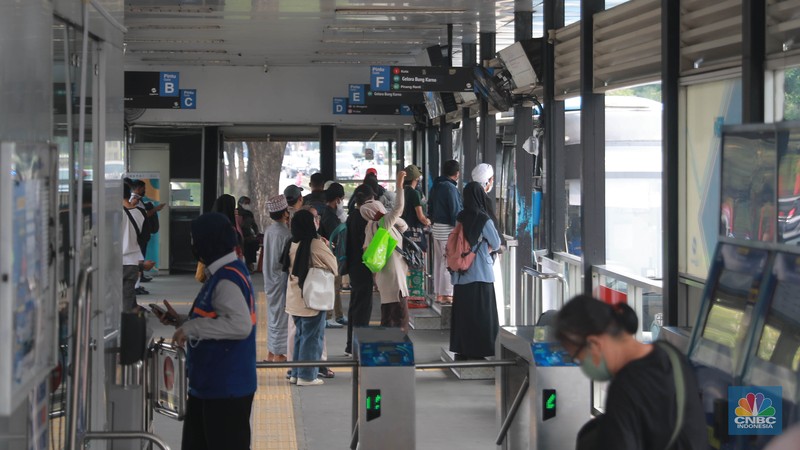 Bus TransJakarta melintas di depan halte bus Bundaran Senayan, Jakarta, Selasa, (30/5/2023). (CNBC Indonesia/Muhammad Sabki)