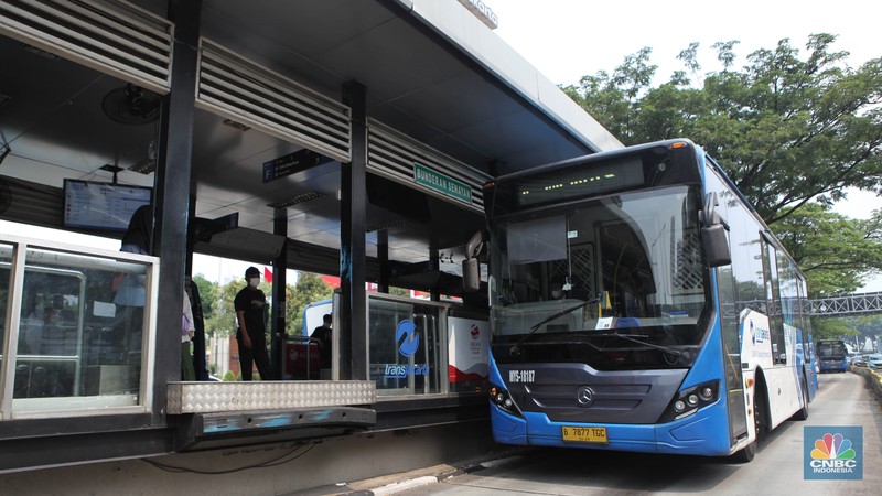 Bus TransJakarta melintas di depan halte bus Bundaran Senayan, Jakarta, Selasa, (30/5/2023). (CNBC Indonesia/Muhammad Sabki)