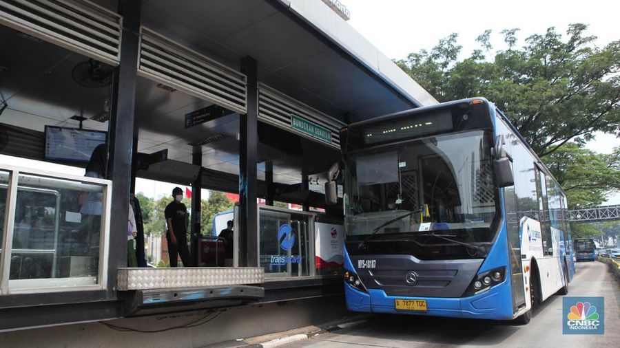 Bus TransJakarta melintas di depan halte bus Bundaran Senayan, Jakarta, Selasa, (30/5/2023). (CNBC Indonesia/Muhammad Sabki)