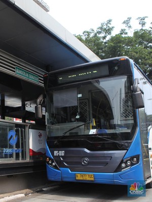 Bus TransJakarta melintas di depan halte bus Bundaran Senayan, Jakarta, Selasa, (30/5/2023). (CNBC Indonesia/Muhammad Sabki)