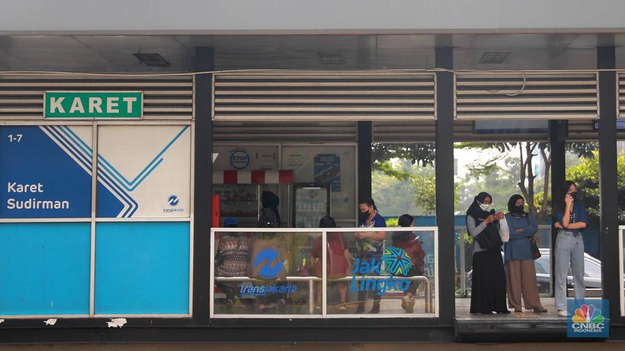 Bus TransJakarta melintas di depan halte bus Bundaran Senayan, Jakarta, Selasa, (30/5/2023). (CNBC Indonesia/Muhammad Sabki)