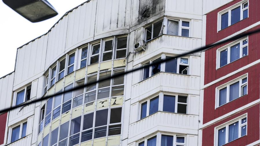 Gedung apartemen yang terdampak serangan drone Ukraina di Kota Moskow, Rusia, Selasa (30/5/2023). (Ap Photo)