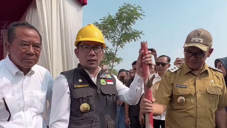 Gubernur Jawa Barat Ridwan Kamil dalam Proyek pembangunan jalan khusus truk tambang. (Tangkapan Layar Instagram @ridwankamil)