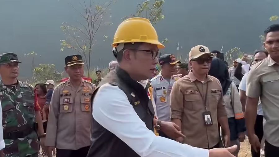 Gubernur Jawa Barat Ridwan Kamil dalam Proyek pembangunan jalan khusus truk tambang. (Tangkapan Layar Instagram @ridwankamil)