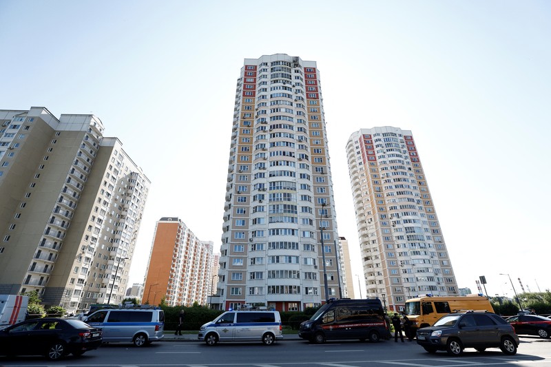 Pemandangan menunjukkan blok apartemen bertingkat yang rusak setelah serangan drone yang dilaporkan di Moskow, Rusia, 30 Mei 2023. Pemandangan menunjukkan blok apartemen bertingkat yang rusak setelah serangan drone yang dilaporkan di Moskow, Rusia, 30 Mei 2023. (REUTERS/Maxim Shemetov)