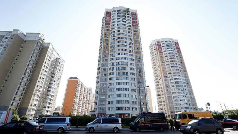 Pemandangan menunjukkan blok apartemen bertingkat yang rusak setelah serangan drone yang dilaporkan di Moskow, Rusia, 30 Mei 2023. (REUTERS/Maxim Shemetov)