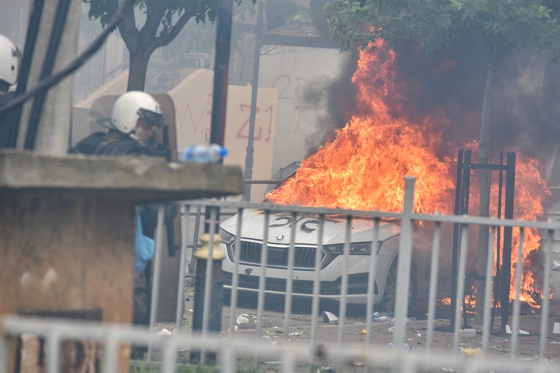 KOSOVO-SERBS/VIOLENCE Pengunjuk rasa Serbita terlibat bentrok dengan tentara NATO Kosovo Force (KFOR) di kota Zvecan, Kosovo, Senin (29/5/2023). (REUTERS/Laura Hasani)