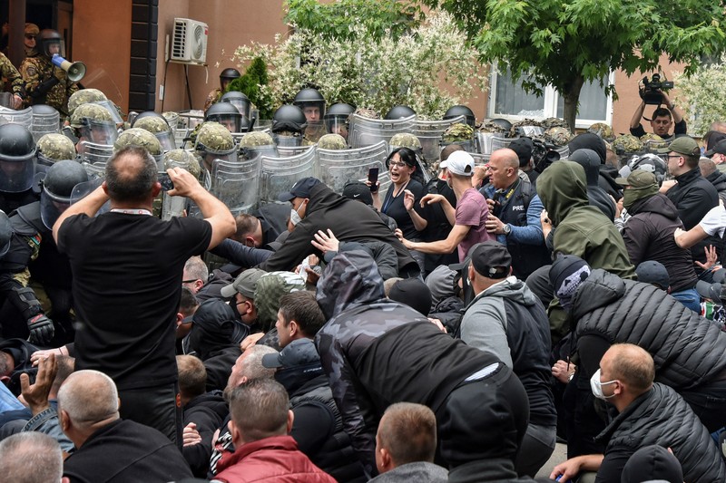 KOSOVO-SERBS/VIOLENCE Pengunjuk rasa Serbita terlibat bentrok dengan tentara NATO Kosovo Force (KFOR) di kota Zvecan, Kosovo, Senin (29/5/2023). (REUTERS/Laura Hasani)