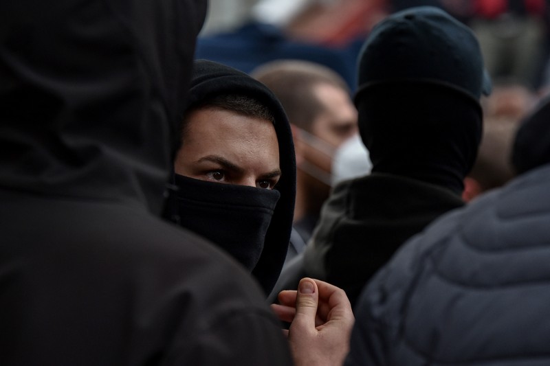 KOSOVO-SERBS/VIOLENCE Pengunjuk rasa Serbita terlibat bentrok dengan tentara NATO Kosovo Force (KFOR) di kota Zvecan, Kosovo, Senin (29/5/2023). (REUTERS/Laura Hasani)