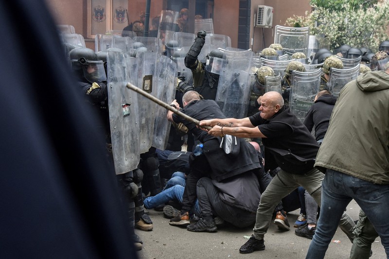 Pengunjuk rasa Serbita terlibat bentrok dengan tentara NATO Kosovo Force (KFOR) di kota Zvecan, Kosovo, Senin (29/5/2023). (REUTERS/Laura Hasani)