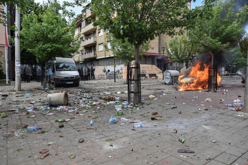 KOSOVO-SERBS/VIOLENCE Pengunjuk rasa Serbita terlibat bentrok dengan tentara NATO Kosovo Force (KFOR) di kota Zvecan, Kosovo, Senin (29/5/2023). (REUTERS/Laura Hasani)