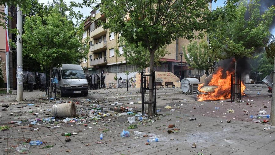 Pengunjuk rasa Serbita terlibat bentrok dengan tentara NATO Kosovo Force (KFOR) di kota Zvecan, Kosovo, Senin (29/5/2023). (REUTERS/Laura Hasani)