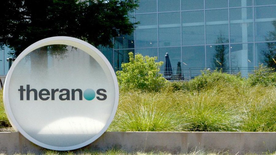 Logo spesialis tes darah Theranos di luar kantor pusat perusahaan di Palo Alto, California, AS. (Andrej Sokolow/picture alliance via Getty Images)