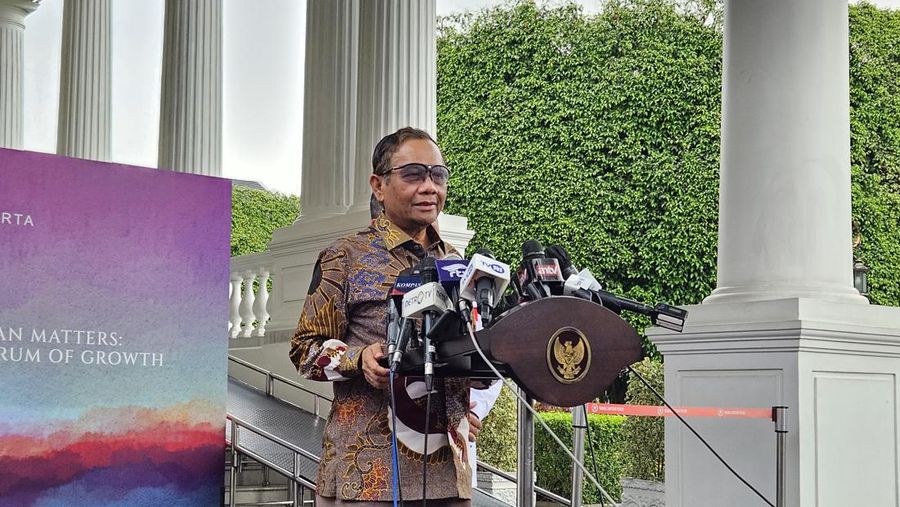 Mahfud MD lapor ke Jokowi soal perdagangan orang. (CNBC Indonesia/ Emir Yanwardhana)