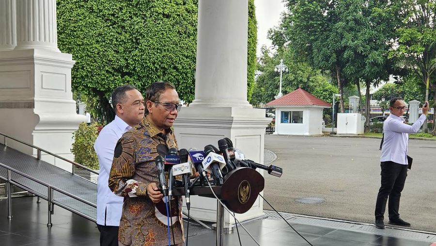 Mahfud MD lapor ke Jokowi soal perdagangan orang. (CNBC Indonesia/ Emir Yanwardhana)
