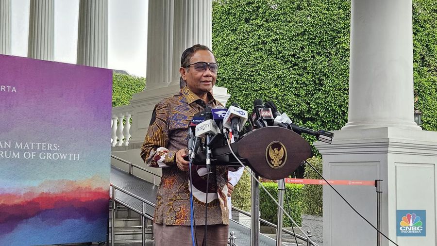Mahfud MD saat memberikan konferensi pers mengenai rapat internal kabinet di Istana Kepresidenan, Jakarta, Selasa (30/5/2023), membahas masalah Tindak Pidana Perdagangan Orang (TPPO). (CNBC Indonesia/Emir Yanwardhana)