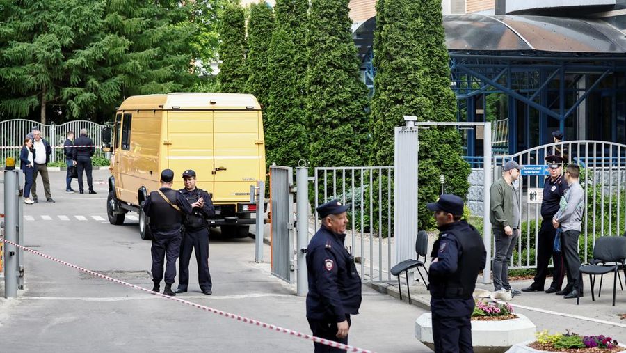 Pemandangan menunjukkan blok apartemen bertingkat yang rusak setelah serangan drone yang dilaporkan di Moskow, Rusia, 30 Mei 2023. (REUTERS/Maxim Shemetov)