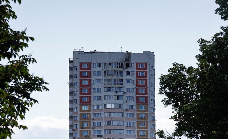 Pemandangan menunjukkan blok apartemen bertingkat yang rusak setelah serangan drone yang dilaporkan di Moskow, Rusia, 30 Mei 2023. Pemandangan menunjukkan blok apartemen bertingkat yang rusak setelah serangan drone yang dilaporkan di Moskow, Rusia, 30 Mei 2023. (REUTERS/Maxim Shemetov)