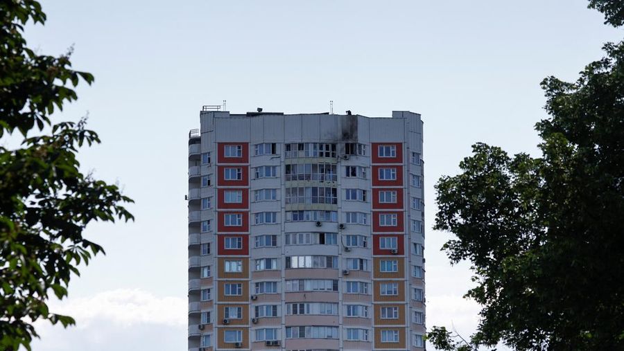 Pemandangan menunjukkan blok apartemen bertingkat yang rusak setelah serangan drone yang dilaporkan di Moskow, Rusia, 30 Mei 2023. (REUTERS/Maxim Shemetov)