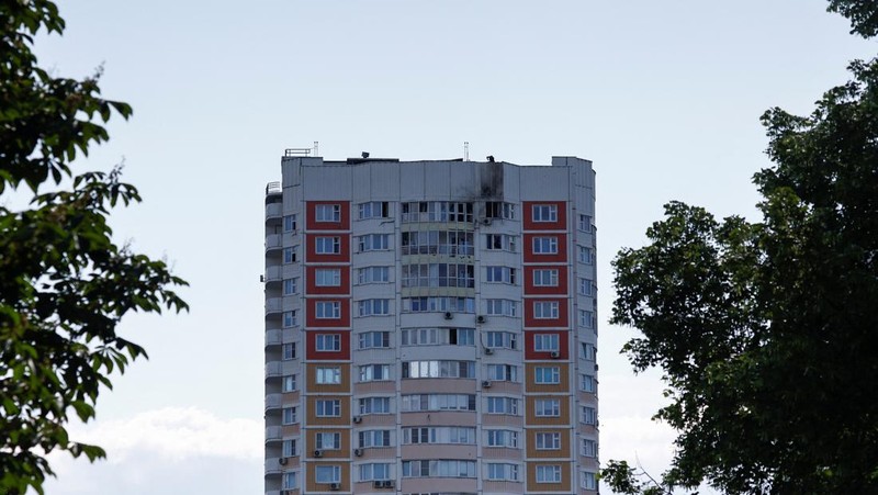 Pemandangan menunjukkan blok apartemen bertingkat yang rusak setelah serangan drone yang dilaporkan di Moskow, Rusia, 30 Mei 2023. (REUTERS/Maxim Shemetov)