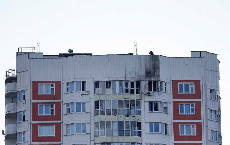 Pemandangan menunjukkan blok apartemen bertingkat yang rusak setelah serangan drone yang dilaporkan di Moskow, Rusia, 30 Mei 2023. Pemandangan menunjukkan blok apartemen bertingkat yang rusak setelah serangan drone yang dilaporkan di Moskow, Rusia, 30 Mei 2023. (REUTERS/Maxim Shemetov)