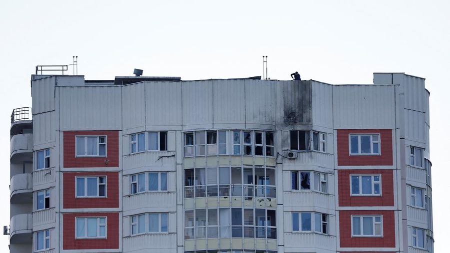 Pemandangan menunjukkan blok apartemen bertingkat yang rusak setelah serangan drone yang dilaporkan di Moskow, Rusia, 30 Mei 2023. (REUTERS/Maxim Shemetov)
