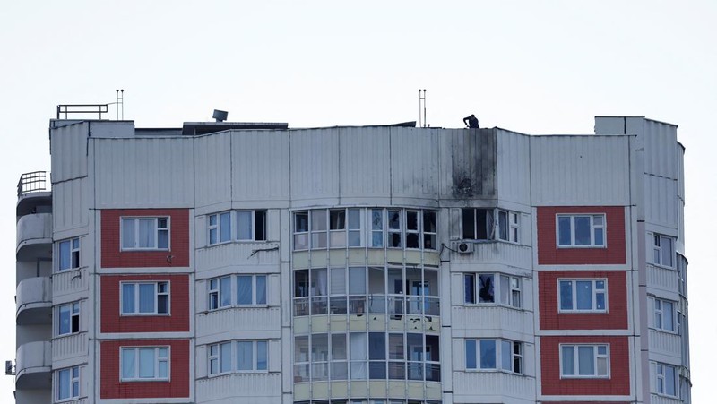 Pemandangan menunjukkan blok apartemen bertingkat yang rusak setelah serangan drone yang dilaporkan di Moskow, Rusia, 30 Mei 2023. (REUTERS/Maxim Shemetov)