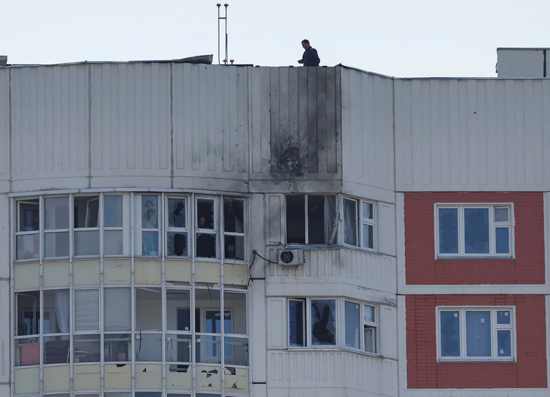 Pemandangan menunjukkan blok apartemen bertingkat yang rusak setelah serangan drone yang dilaporkan di Moskow, Rusia, 30 Mei 2023. (REUTERS/Maxim Shemetov)