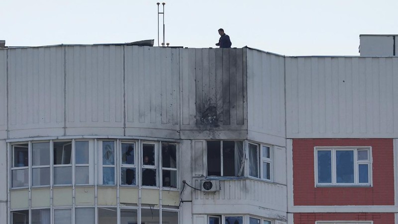 Pemandangan menunjukkan blok apartemen bertingkat yang rusak setelah serangan drone yang dilaporkan di Moskow, Rusia, 30 Mei 2023. (REUTERS/Maxim Shemetov)