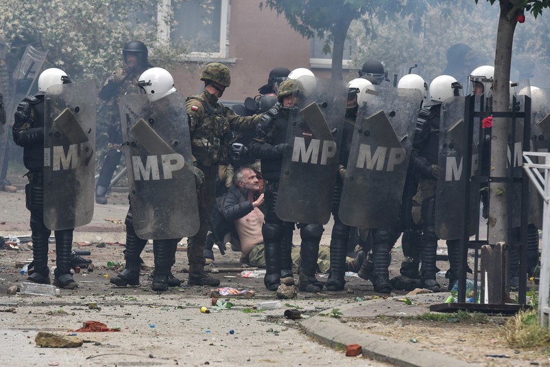 Pengunjuk rasa Serbia terlibat bentrok dengan tentara NATO Kosovo Force (KFOR) di kota Zvecan, Kosovo, Senin (29/5/2023). (REUTERS)