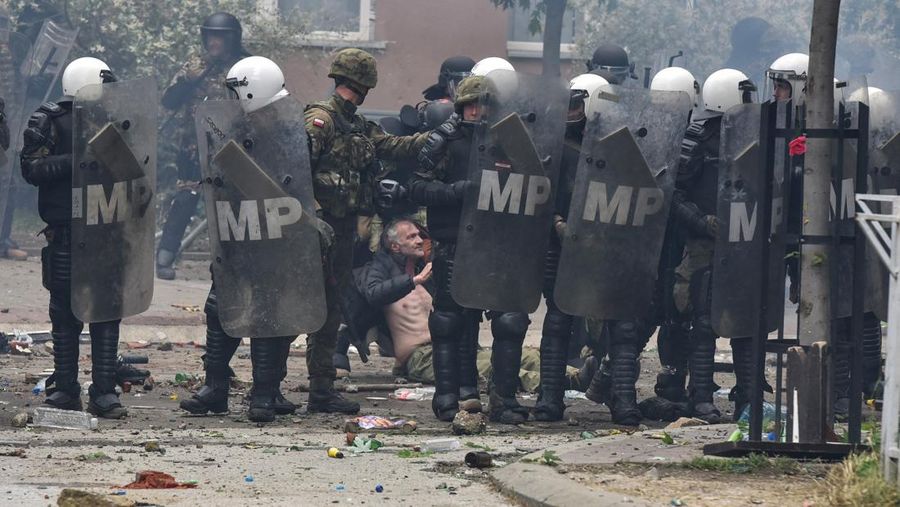 Pengunjuk rasa Serbia terlibat bentrok dengan tentara NATO Kosovo Force (KFOR) di kota Zvecan, Kosovo, Senin (29/5/2023). (REUTERS/Laura Hasani)