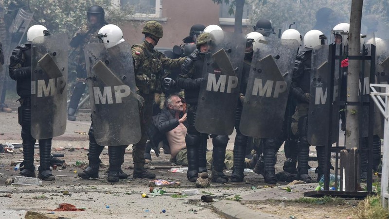 Pengunjuk rasa Serbia terlibat bentrok dengan tentara NATO Kosovo Force (KFOR) di kota Zvecan, Kosovo, Senin (29/5/2023). (REUTERS)